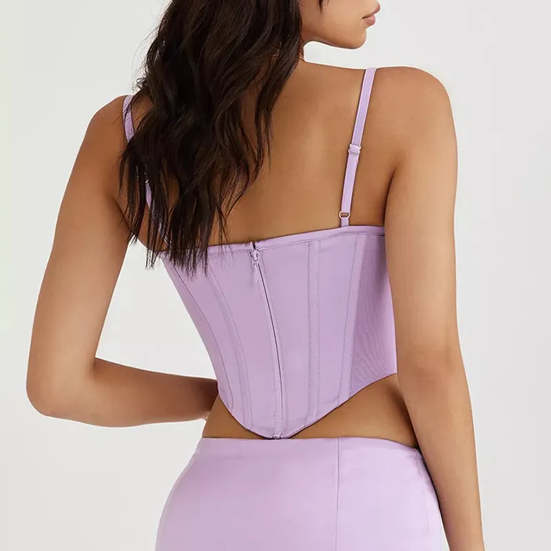 Bustier violet à bretelles et détail corset